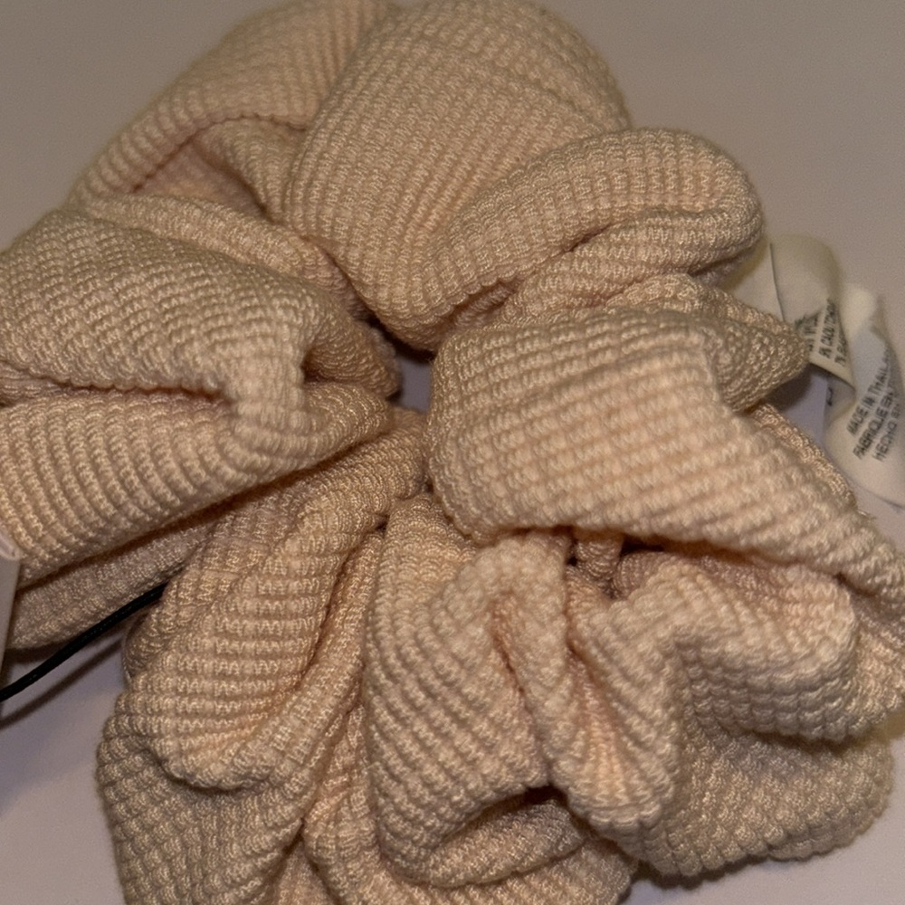 Nike Guava Ice Gathered Waffle Hair Tie - Picture 6 of 9